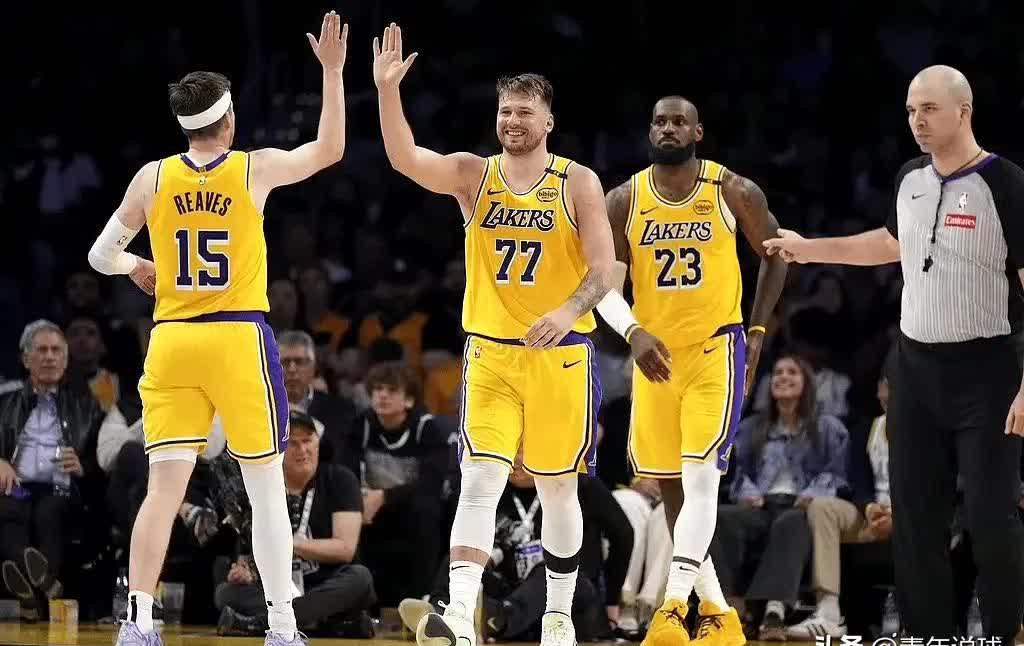 湖人险胜快船,福克斯制霸全场的简单介绍 湖人险胜快船,福克斯制霸全场的简单介绍