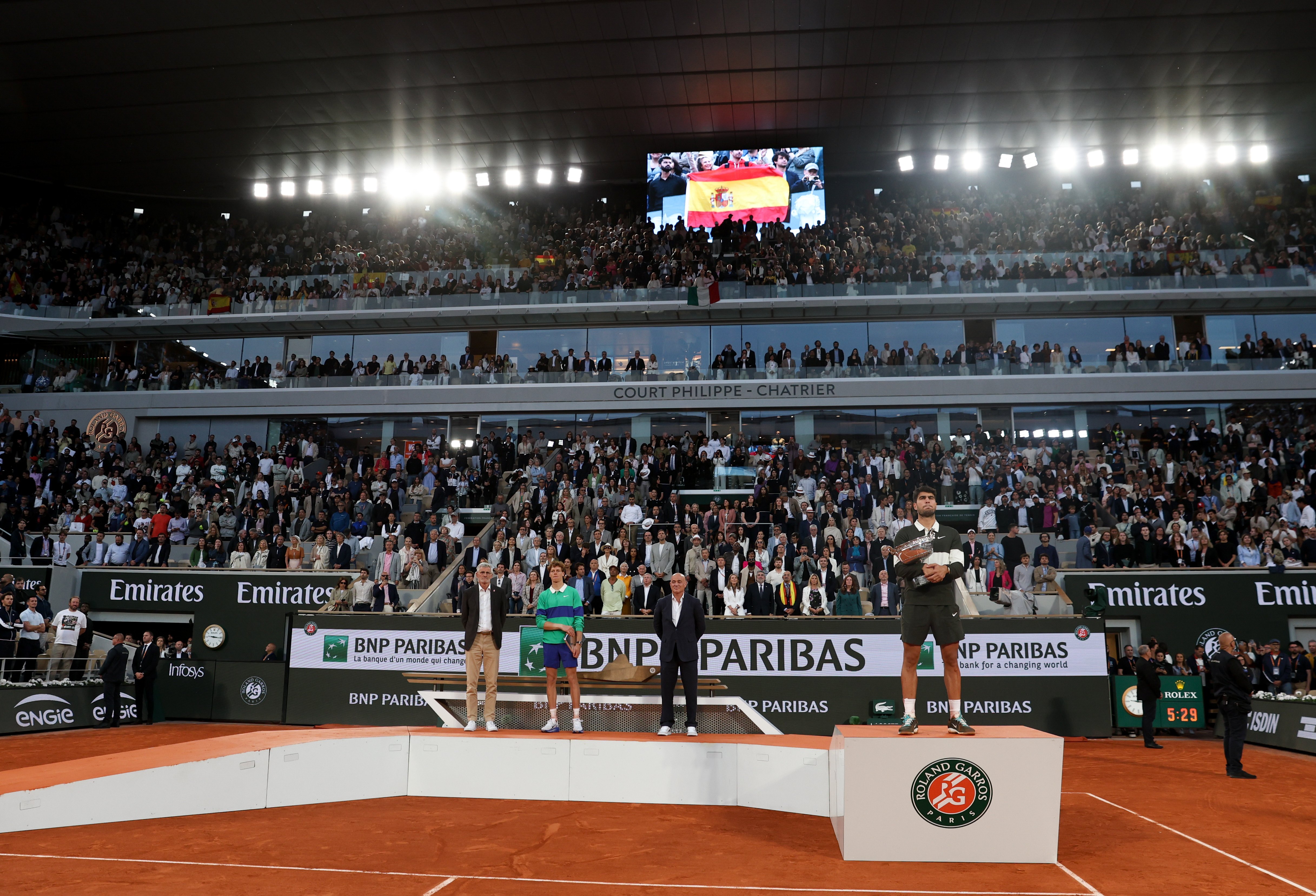 包含意大利网球队险胜世界网球队，阿尔卡拉斯统治全场的词条