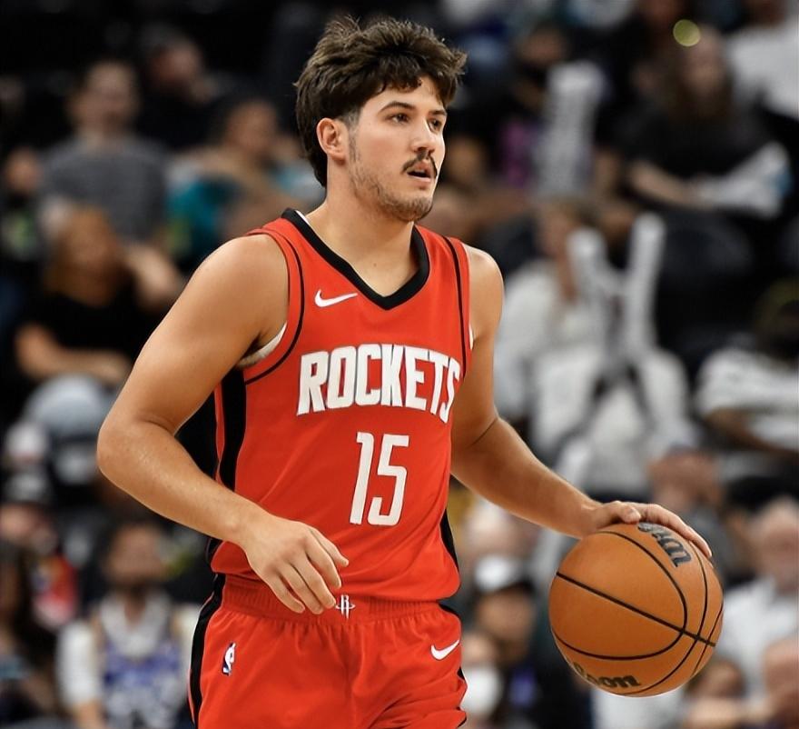 关于火箭力克76人，麦科勒姆完成帽子戏法的信息