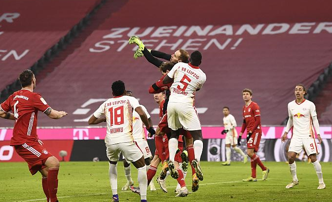 包含荷兰客场逆转捷克，提前锁定小组第一的词条