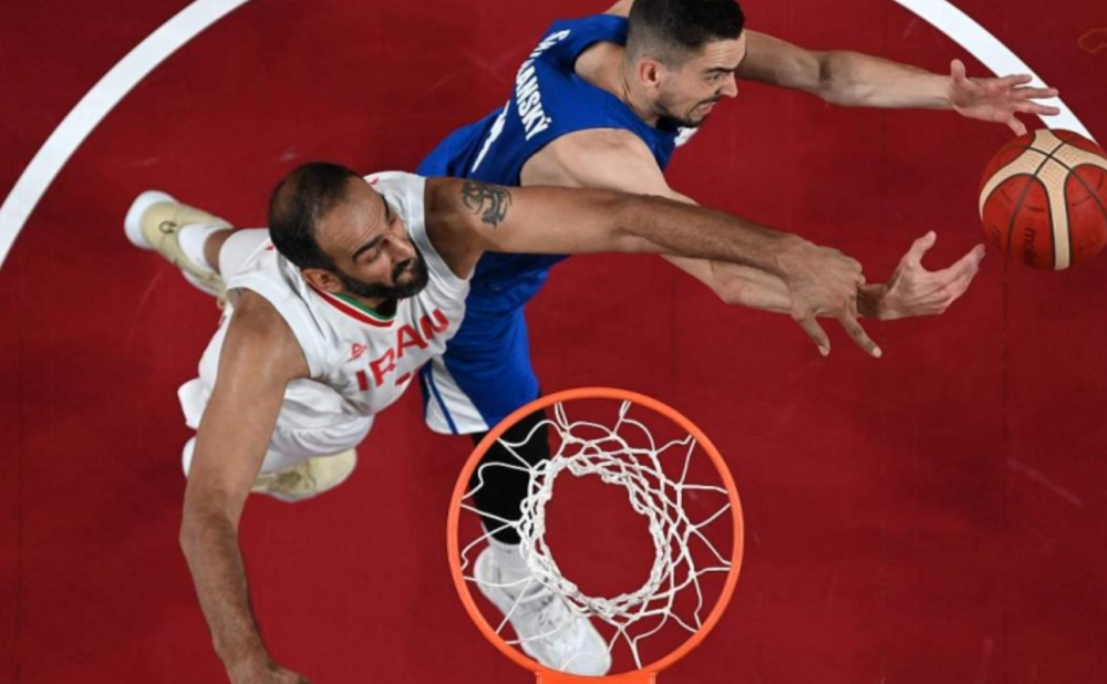 包含荷兰客场逆转捷克，提前锁定小组第一的词条