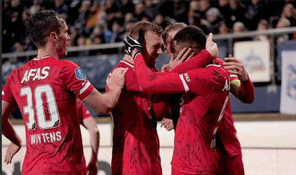 关于阿贾克斯主场告捷，领跑荷甲赛事积分榜的信息