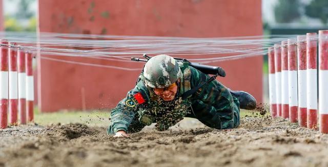 包含硝烟弥漫，女队员在比赛中决战大提振的词条