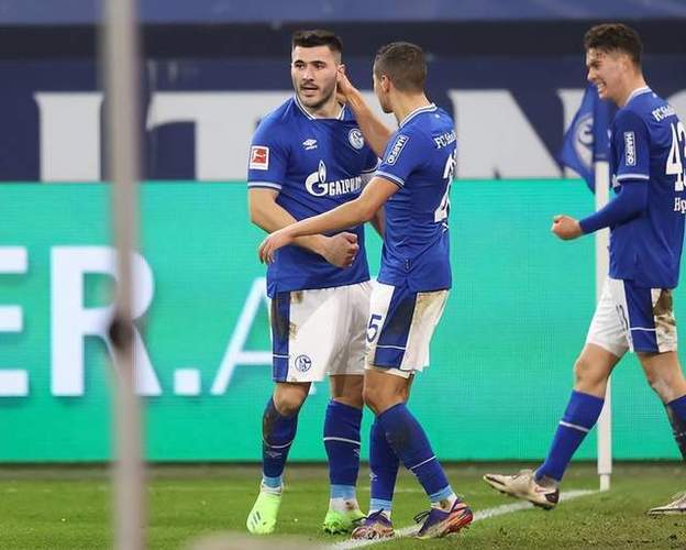 包含沙尔克04挑战奥格斯堡，夺回联赛领导位置的词条