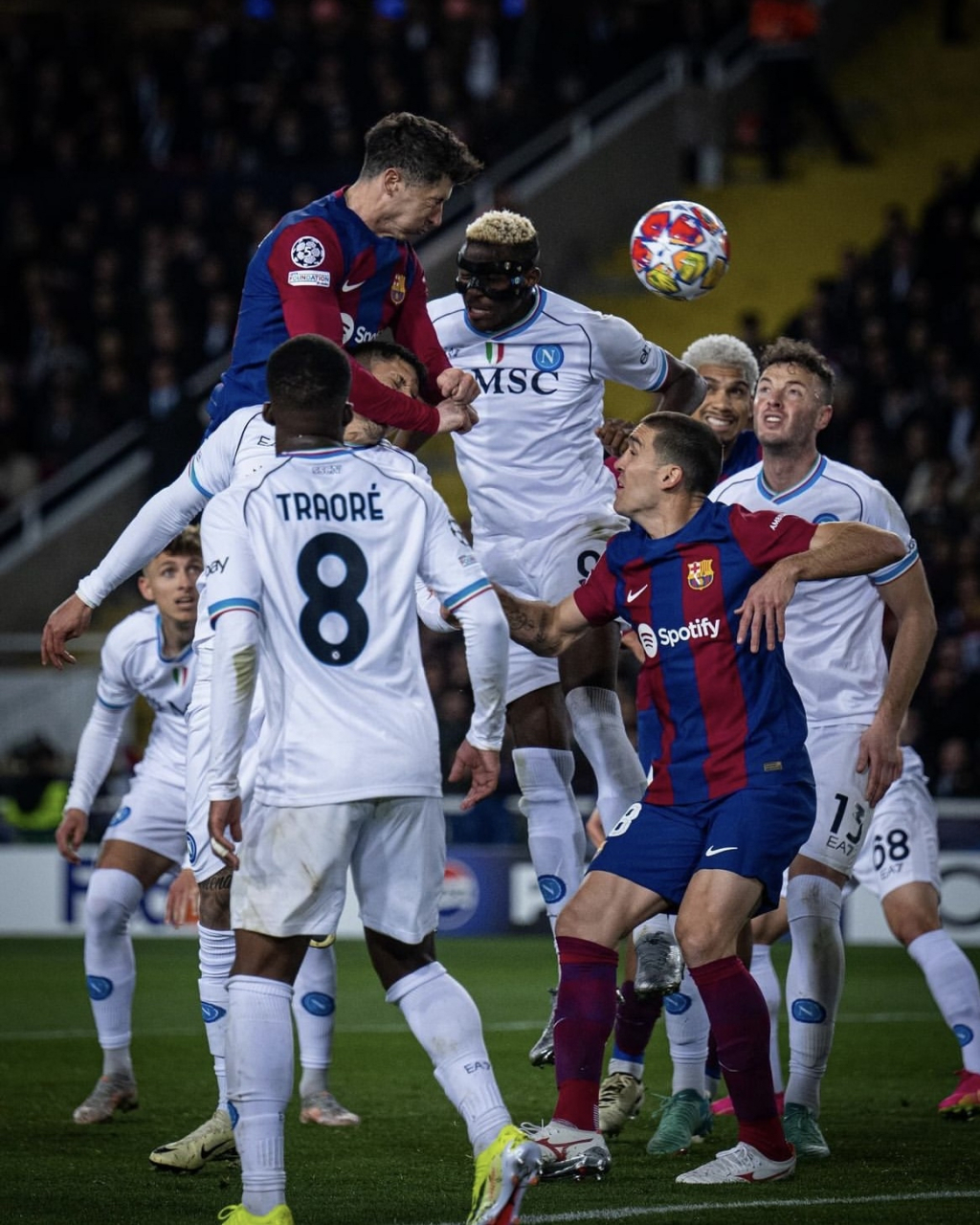 包含巴塞罗那惊险获胜，成功晋级八强的词条