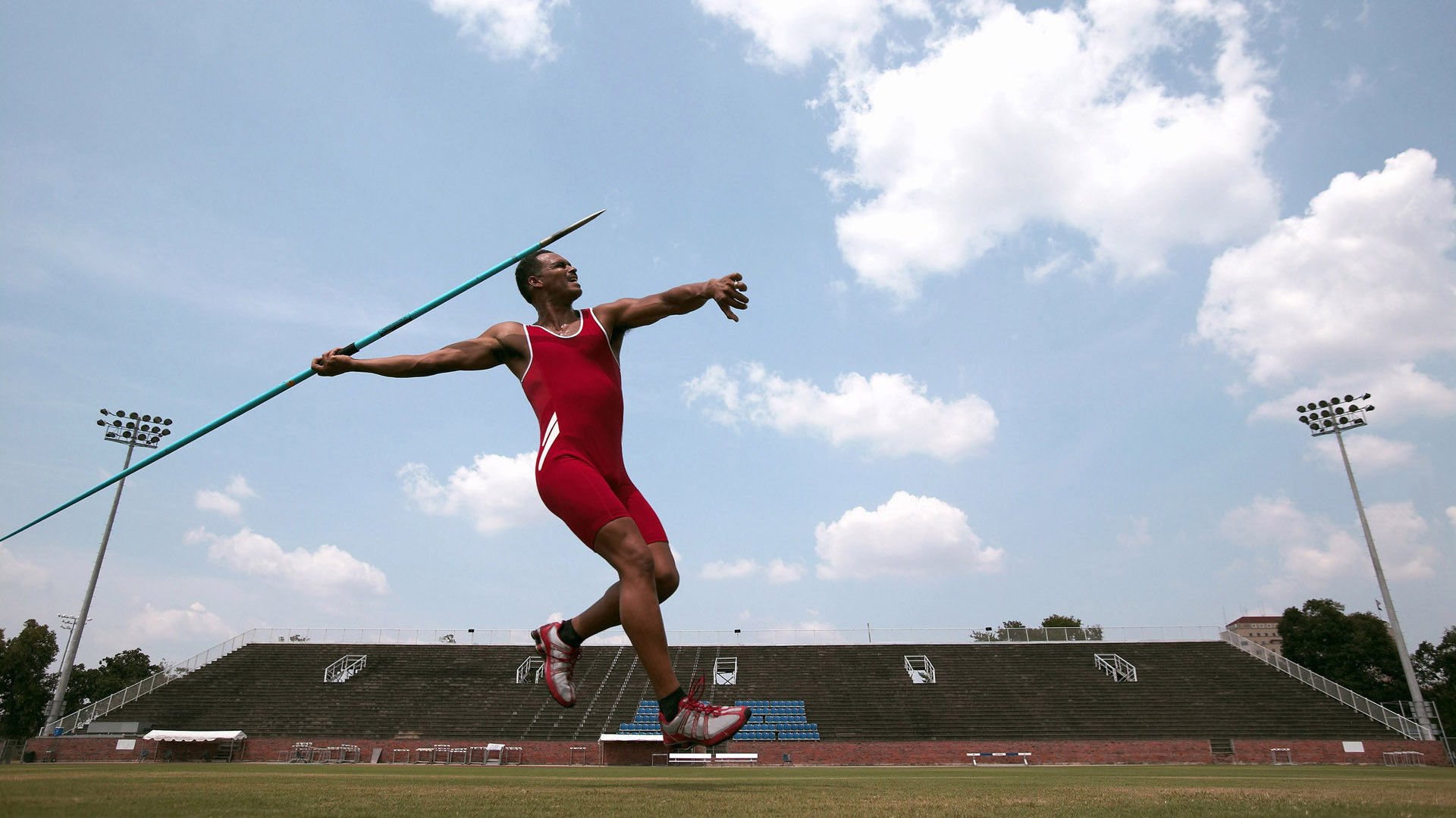 引擎轰鸣与冷静掌控,F1新赛季揭幕战之夜,哈利伯顿的不掉线哲学
